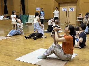 ７月広場　膝でタッチ