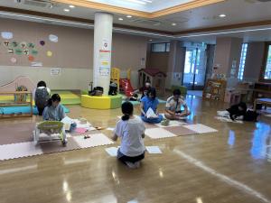 幼稚園・保育園についてのミニ講座を聞くママたち