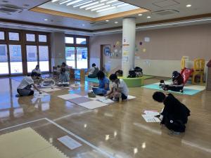 幼稚園・保育園についてのミニ講座を聞くママたち