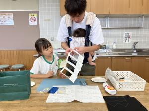 パパが牛乳パックの両面テープをはがす様子