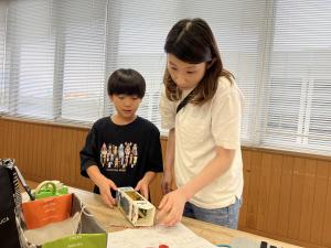 親子で作業を相談している様子