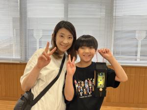 完成したランタンを持って親子で記念撮影