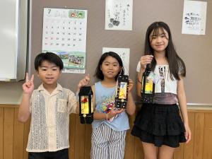 完成した作品を持って姉弟三人で記念撮影