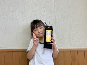 完成したランタンを持って記念撮影している女の子