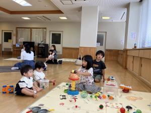 玩具で遊ぶ子どもたち