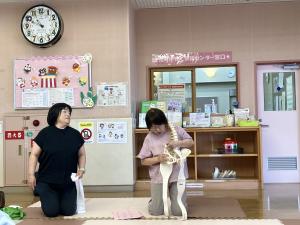 骨模型を使って産前産後の体の変化を説明している