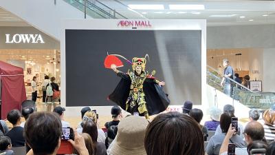 ステージで変面を披露する姜潤さん