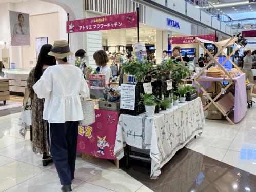 しめフェス2026で、出展店舗にお客さんが集まっている様子
