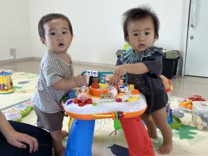 遊んでいる赤ちゃん