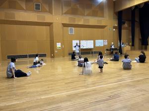 季節の歌でおどる様子