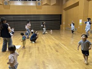 踊る様子