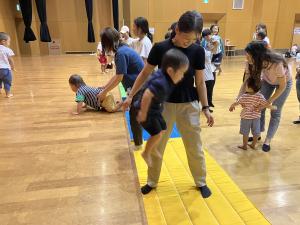 飛ぶ子供