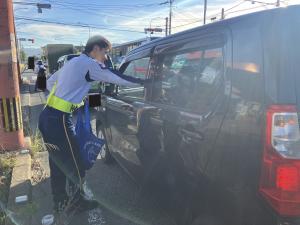 啓発資料配布の様子２