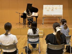読み聞かせを聞く様子