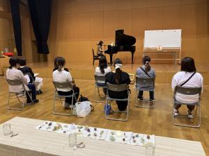 先生のピアノを聞く様子