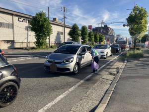 啓発資料配布の様子１