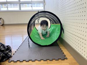 トンネルをくぐる赤ちゃん