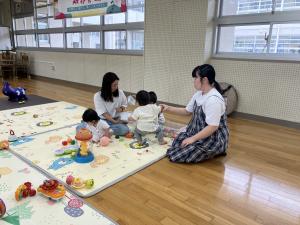 親子で遊ぶ様子