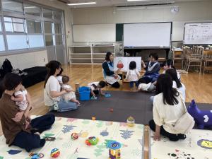 大型絵本を読む様子