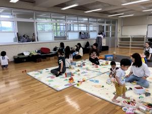 中学生が見学する様子