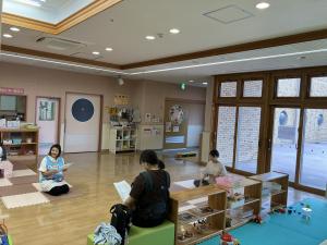 職員が絵本の選び方について説明している様子