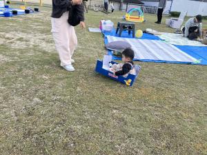 箱ののりもので遊ぶ子ども