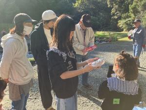 焼き芋を準備するこどもたち