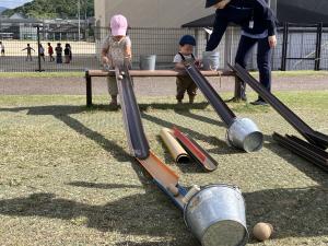 ボールを転がす子供たち