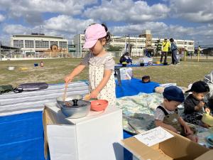 ままごとをする子供